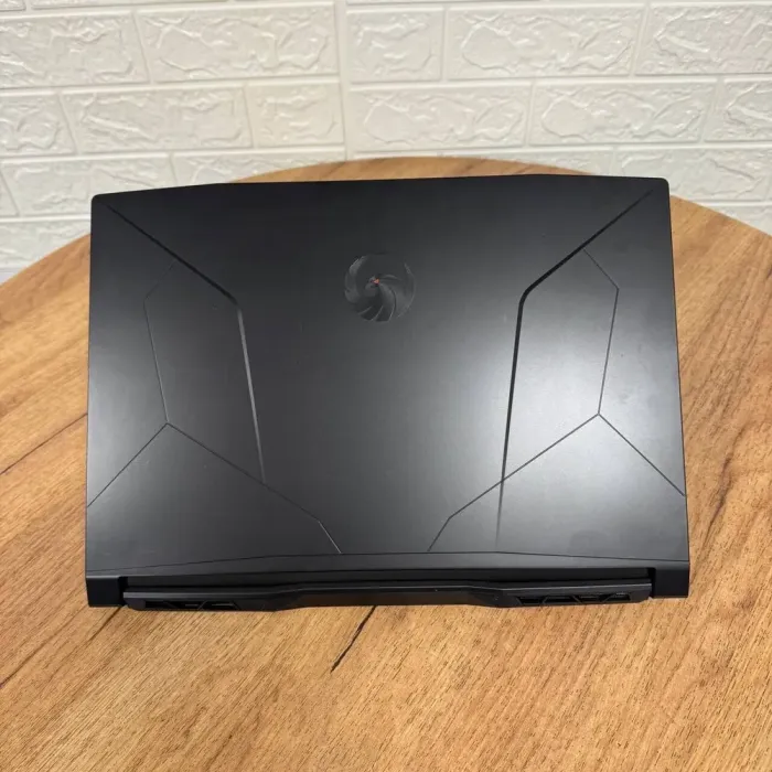 Ігровий ноутбук MSI Bravo 15 C7VFK / 15.6" (1920x1080) IPS / AMD Ryzen 7 7735HS (8 (16) ядер по 3.2 - 4.75 GHz) / 16 GB DDR5 / 1000 GB SSD NVMe / nVidia GeForce RTX 4060, 8 GB GDDR6, 128-bit / WebCam б/в - зображення 3