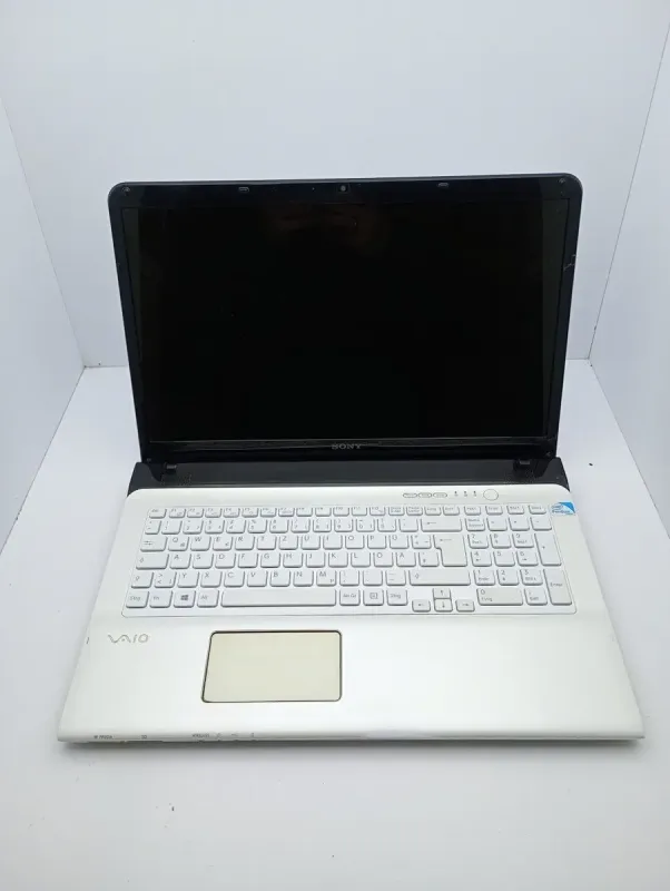 Ноутбук Sony 17 / 17.3" (1600x900) TN / Intel Pentium 2020M (2 ядра по 2.4 GHz) / 6 GB DDR3 / 500 GB HDD / Intel HD Graphics 2500 / WebCam / АКБ не держит б/в - зображення 2