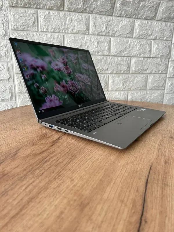 Ноутбук Б-клас LG Gram 15Z975 / 15.6" (1920x1080) IPS / Intel Core i7-8550U (4 (8) ядра по 1.8 - 4.0 GHz) / 8 GB DDR4 / 256 GB SSD M.2 / Intel UHD Graphics 620 / WebCam / HDMI б/в - зображення 4