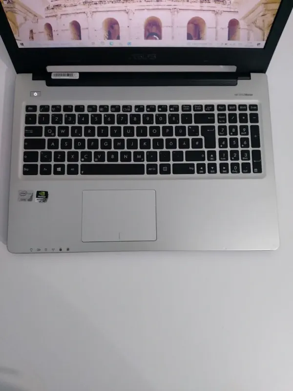 Ноутбук Б-клас Asus K56CM / 15.6" (1366x768) TN / Intel Core i5-3317U (2 (4) ядра по 1.7 - 2.6 GHz) / 12 GB DDR3 / 240 GB SSD / nVidia GeForce GT 635M, 2 GB GDDR3, 128-bit / WebCam / DVD-ROM б/в - зображення 3