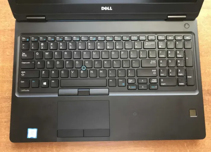 Ігровий ноутбук Dell Latitude 5580 / 15.6" (1920x1080) IPS / Intel Core i7-7820HQ (4 (8) ядра по 2.9 - 3.9 GHz) / 8 GB DDR4 / 256 GB SSD / nVidia GeForce 940MX, 2 GB GDDR5, 64-bit / WebCam б/в - зображення 3