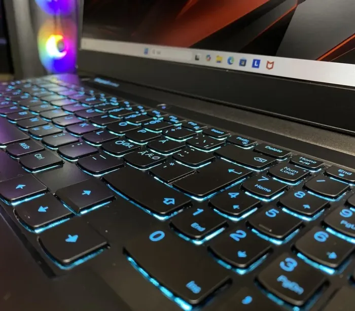 Ігровий ноутбук Lenovo IdeaPad Gaming 3 / 15.6" (1920x1080) IPS / AMD Ryzen 5 4600H (6 (12) ядер по 3.0 - 4.0 GHz) / 8 GB DDR4 / 512 GB SSD / nVidia GeForce GTX 1650, 4 GB GDDR5, 128-bit / WebCam б/в - зображення 5