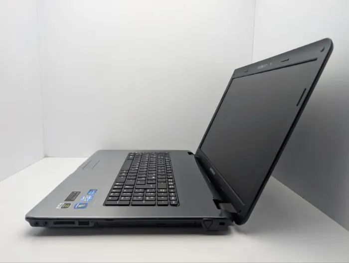 Ноутбук Medion Akoya P7624 / 17.3" (1600x900) TN / Intel Core i5-2450M (2 (4) ядра по 2.5 - 3.1 GHz) / 6 GB DDR3 / 320 GB HDD / nVidia GeForce GT 630M, 1 GB GDDR3, 128-bit / WebCam / АКБ не тримає б/в - зображення 5