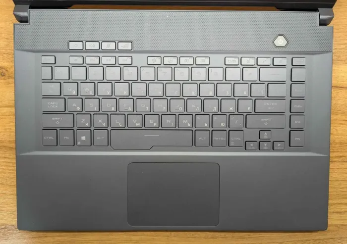 Ігровий ноутбук Asus ROG Zephyrus M15 G0502 LW / 15.6" (1920x1080) IPS / Intel Core i7-10750H (6 (12) ядер по 2,6 - 5,0 ГГц) / 16 ГБ DDR4 / 1000 ГБ SSD / nVidia GeForce RTX 2070, 8 ГБ GDDR6, 256-bit / HDMI / Windows 10 б/в - зображення 3