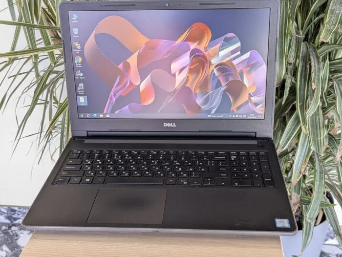 Ноутбук Б-клас Dell Vostro 3558 / 15.6" (1366x768) TN / Intel Core i5-7200U (2 (4) ядра по 2.1 - 4.1 GHz) / 16 GB DDR4 / 180 GB SSD / Intel HD Graphics 620 / WebCam / DVD-ROM б/в - зображення 2