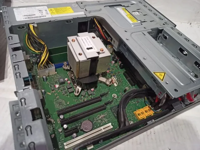 ПК Fujitsu Esprimo E900 E85+ SFF / Intel Core i3-2130 (2 (4) ядра по 3.4 GHz) / 8 GB DDR3 / 500 GB HDD / Intel HD Graphics 2000 / DVD-ROM б/в - зображення 4