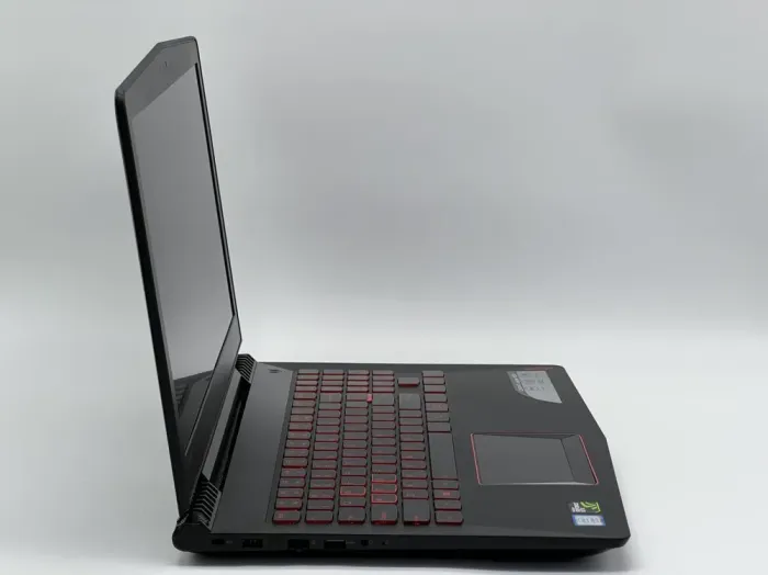Ігровий ноутбук Lenovo Legion Y520-15IKBM / 15.6" (1920x1080) IPS / Intel Core i7-7700HQ (4 (8) ядра по 2.8 - 3.8 GHz) / 16 GB DDR4 / 960 GB SSD / nVidia GeForce GTX 1060 Max-Q, 6 GB GDDR5, 192-bit / WebCam б/в - зображення 3