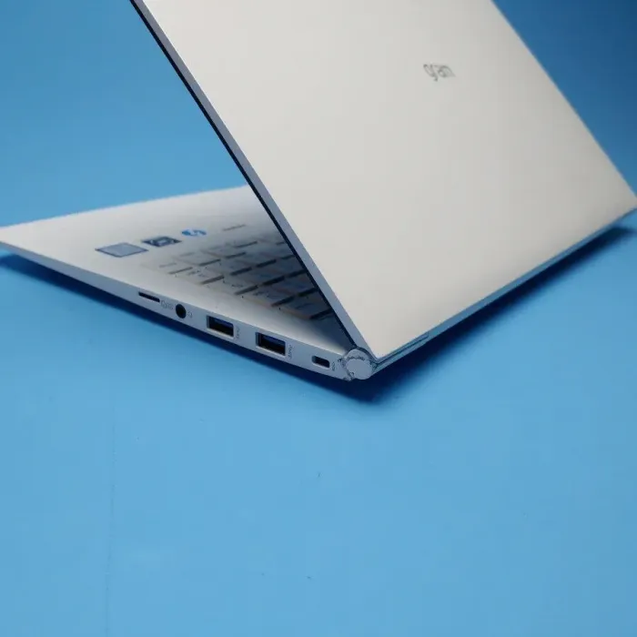 Ультрабук Б-клас Gram 15Z990-VP50ML / 15.6" (1920x1080) IPS / Intel Core i5-8265U (4 (8) ядра по 1.6 - 3.9 GHz) / 8 GB DDR4 / 256 GB SSD / Intel UHD Graphics 620 / WebCam / Win 10 Pro б/в - зображення 8