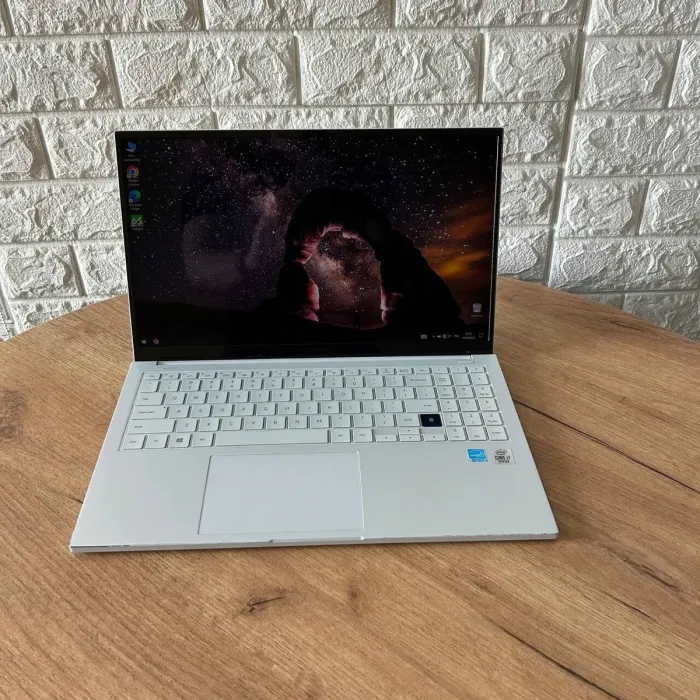 Ультрабук Б-клас Samsung Galaxy Book Ion White NP950XCJ-K02US / 15.6" (1920x1080) IPS / Intel Core i7-10510U (4 (8) ядра по 1.8-4.9 GHz) / 16 GB DDR4 / 256 GB SSD / UHD Graphics / WebCam б/в - зображення 2