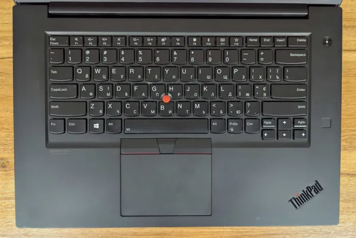 Мобільна робоча станція Lenovo ThinkPad P1 Gen 2 / 15,6" (1920x1080) IPS / Intel Core i7-9750H (6 (12) ядер по 2,6 - 4,5 ГГц) / 32 ГБ DDR4 / 1000 ГБ SSD / nVidia Quadro T1000, 4 ГБ GDDR6, 128-біт / WebCam / Fingerprint / Windows 10 б/в - зображення 3