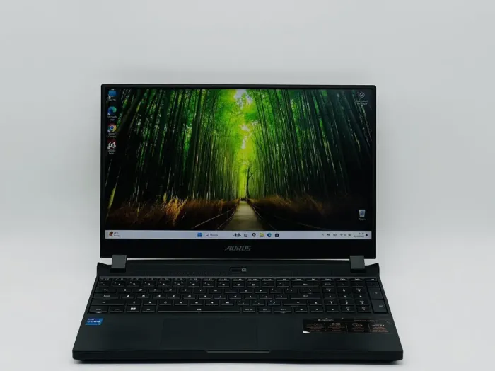 Ігровий ноутбук Gigabyte Aorus 15P / 15.6" (1920x1080) IPS / Intel Core i7-11800H (8 (16) ядер по 2.3 - 4.6 GHz) / 32 GB DDR4 / 480 GB SSD / nVidia GeForce RTX 3070, 8 GB GDDR6, 256-bit / WebCam б/в - зображення 2