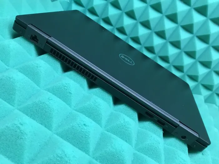 Ультрабук Б-клас Dell Latitude 5590 / 15.6" IPS / Core i7-8650U (4(8) ядра по 1.9-4.2GHz) / 8GB DDR4 / 256GB SSD M.2 / UHD Graphics 620 / USB 3.1 / HDMI / Win 10 б/в - зображення 8