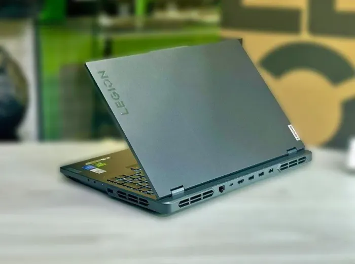 Ігровий ноутбук Lenovo Legion 5 Pro 16IRX9 / 16" (2560x1600) IPS / Intel Core i5-14500HX (14 (20) ядер по 1.9 - 4.9 GHz) / 32 GB DDR5 / 1000 GB SSD M.2 / nVidia GeForce RTX 4060, 8 GB GDDR6, 128-bit / WebCam / Win 11 б/в - зображення 6