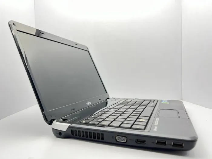 Ноутбук Б-клас Fujitsu LifeBook LH531 / 14’’ (1366x768) TN / Intel Core i5-2430M (2 (4) ядра по 2.4 - 3.0 GHz) / 4 GB DDR3 / 500 GB HDD / Intel HD Graphics 3000 / WebCam / Без батареї б/в - зображення 3