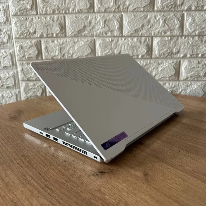 Ігровий ультрабук Asus ROG Zephyrus G14 GA401QM White / 14" (1920x1080) IPS / AMD Ryzen 9 5900HS (8 (16) ядер по 3.0 - 4.6 GHz) / 16 GB DDR4 / 1000 GB SSD / nVidia GeForce RTX 3060, 6 GB GDDR6, 192-bit б/в - зображення 6