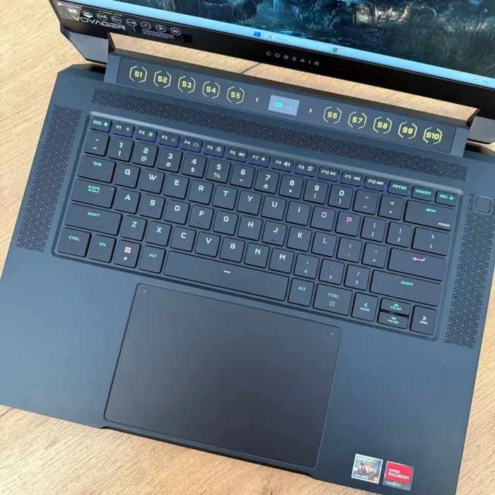 Ігровий ноутбук Corsair Voyager A1600 / 16" (2560x1600) IPS / AMD Ryzen 9 6900HS (8 (16) ядер по 3.3 - 4.9 GHz) / 16 GB DDR5 / 2000 GB SSD / AMD Radeon RX 6800M, 12 GB GDDR6, 192-bit / WebCam б/в - зображення 7