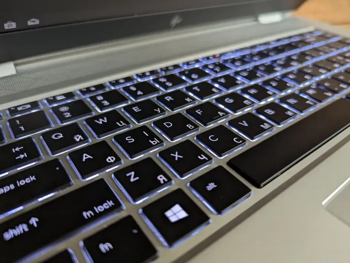 Ігровий ноутбук HP EliteBook 1050 G1 / 15.6" (1920x1080) IPS / Intel Core i7-8850H (6 (12) ядер по 2.6 - 4.3 GHz) / 16 GB DDR4 / 512 GB SSD / nVidia GeForce GTX 1050, 4 GB GDDR5, 128-bit / Fingerprint / Windows 10 б/в - зображення 6