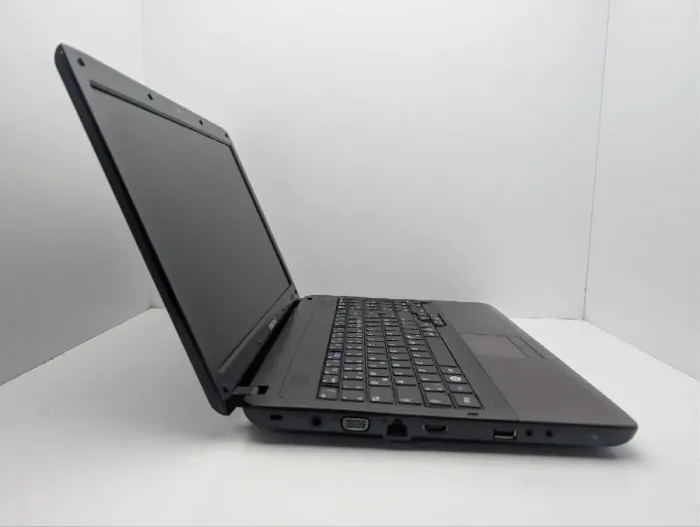 Ноутбук Samsung RV580 / 15.6" (1366x768) TN / Intel Core i3-330M (2 (4) ядра по 2.1 GHz) / 6 GB DDR3 / 1000 GB HDD / nVidia GeForce GT 330M, 1 GB GDDR3, 128-bit / WebCam / DVD-ROM б/в - зображення 4