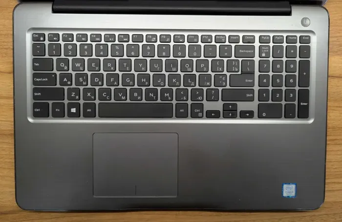 Ноутбук Dell Inspiron 5570 / 15.6" (1366x768) TN / Intel Core i5-7200U (2 (4) ядра по 2.5 - 3.1 GHz) / 8 GB DDR4 / 256 GB SSD / Intel HD Graphics 620 / WebCam / Windows 10 б/в - зображення 3