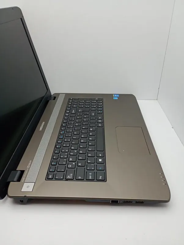 Ноутбук Medion Akoya / 17.3" (1600x900) TN / Intel Celeron N2930 (4 (4) ядра по 2.16 GHz) / 8 GB DDR3 / 320 GB HDD / Intel HD Graphics / WebCam / HDMI / Акб відсутній б/в - зображення 3