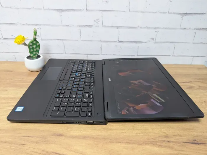 Ноутбук Б-клас Dell Latitude 5580 / 15.6" (1920x1080) TN / Intel Core i5-6300U (2 (4) ядра по 2.4 - 3.0 GHz) / 8 GB DDR4 / 128 GB SSD / Intel HD Graphics 520 / WebCam б/в - зображення 8