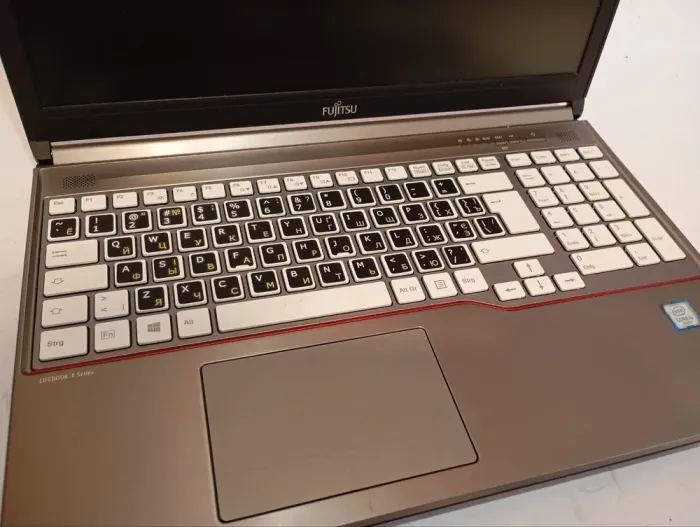 Ноутбук Fujitsu LifeBook E756 / 15.6'' (1366x768) TN / Intel Core i5-6300U (2 (4) ядра по 2.4 - 3.0 GHz) / 8 GB DDR4 / 256 GB SSD / Intel HD Graphics 520 / WebCam / DVD-RW б/в - зображення 8