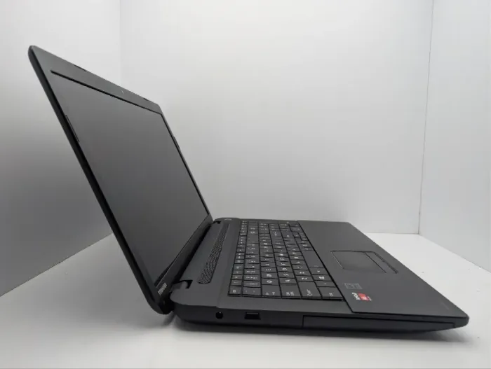 Ноутбук Toshiba Satellite C70-D-A / 17.3" (1600x900) TN / AMD A6-5200 (4 ядра по 2.0 GHz) / 8 GB DDR3 / 240 GB SSD / AMD Radeon HD 8400 Graphics / WebCam б/в - зображення 4