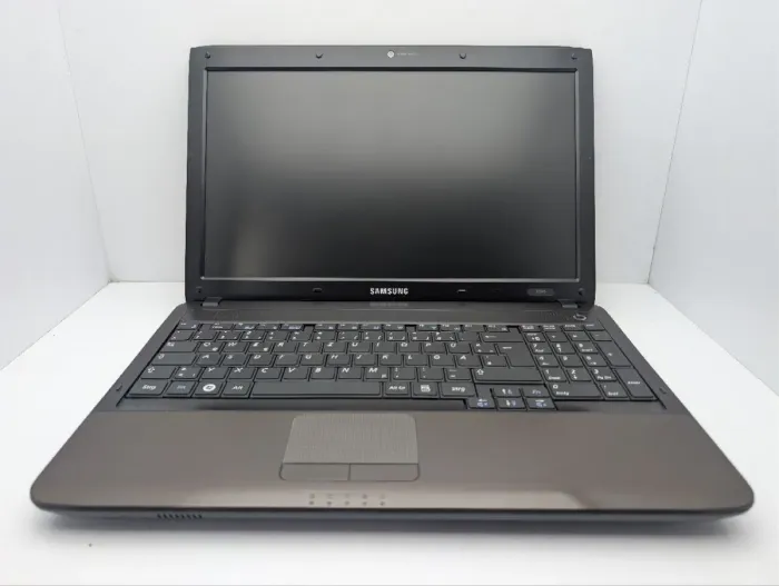 Ноутбук Samsung RV580 / 15.6" (1366x768) TN / Intel Core i3-330M (2 (4) ядра по 2.1 GHz) / 6 GB DDR3 / 1000 GB HDD / nVidia GeForce GT 330M, 1 GB GDDR3, 128-bit / WebCam / DVD-ROM б/в - зображення 3