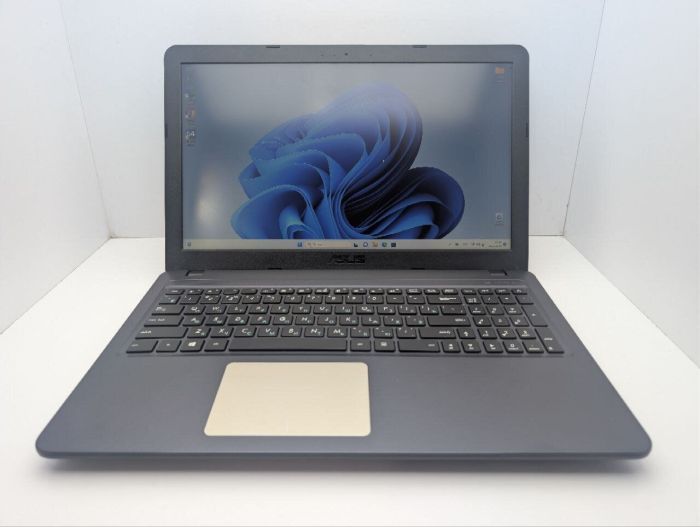 Ноутбук Asus VivoBook 15 X543 / 15.6" (1920x1080) TN / Intel Core i3-7020U (2 (4) ядра по 2.3 GHz) / 12 GB DDR4 / 240 GB SSD / nVidia GeForce MX110, 2 GB GDDR5, 64-bit / WebCam б/в - изображение 2