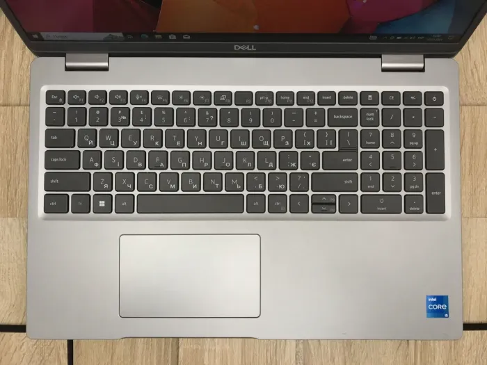 Ноутбук Б-клас Dell Latitude 5530 / 15.6" (1920x1080) IPS / Intel Core i5-1235U (10 (12) ядер по 1.3 - 4.4 GHz) / 16 GB DDR4 / 240 GB SSD M.2 / Intel Iris Xe Graphics / USB 3.2 / HDMI / Windows 10 б/в - зображення 4