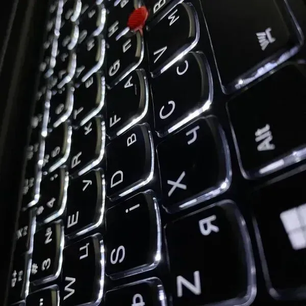 Мобільна робоча станція Lenovo ThinkPad P51 / 15.6" (3840x2160) IPS / Intel Xeon E3-1505M v6 (4 (8) ядра по 3-4 GHz) / 16 GB DDR4 / 512 GB SSD / nVidia Quadro M2200, 4 GB GDDR5, 128-bit / WebCam / TouchID б/в - зображення 6