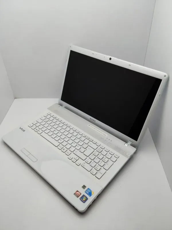 Ноутбук Sony VPC173 / 17.3" (1600x900) TN / Intel Core i3-370M (2 (4) ядра по 2.4 GHz) / 6 GB DDR3 / 320 GB HDD / AMD Radeon HD 5000M / WebCam / АКБ не тримає б/в - зображення 4