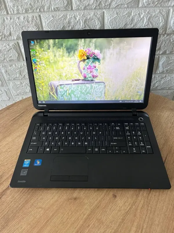 Ноутбук Б-клас Toshiba Satelilte C55 / 15.6" (1366x768) TN / Intel Core i3-4005U (2 (4) ядра по 1.7 GHz) / 4 GB DDR3 / 120 GB SSD / Intel HD Graphics 4400 / WebCam / HDMI б/в - зображення 2