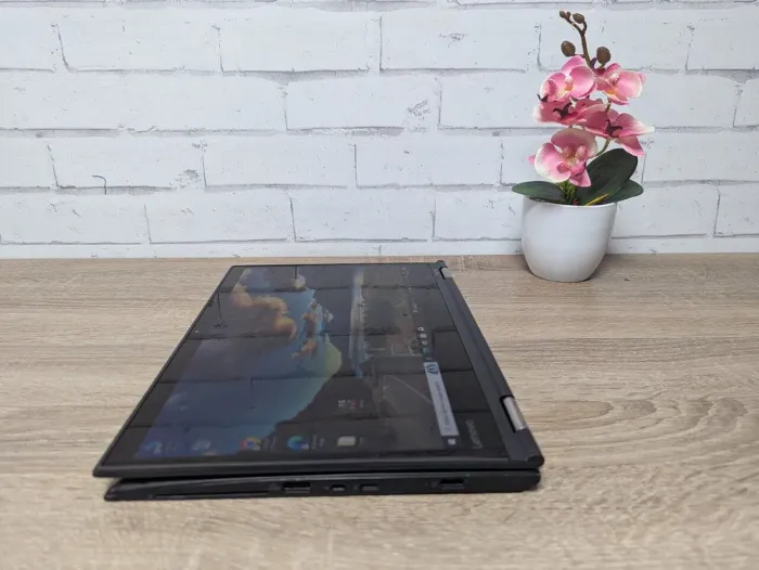 Ноутбук-трансформер Б-клас Lenovo Yoga 370 / 13.3" (1920x1080) TN Touch / Intel Core i5-7200U (2 (4) ядер по 2.5 - 3.1 GHz) / 8 GB DDR4 / 128 GB SSD / Intel HD Graphics 620 / WebCam б/в - зображення 5