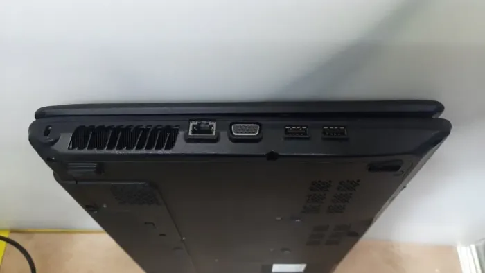 Ноутбук Б-клас Lenovo G560e / 15.6" (1366x768) TN / Intel Celeron T3500 (2 ядра по 2.1 GHz) / 4 GB DDR3 / 120 GB SSD / Intel GMA 4500MHD Graphics / WebCam б/в - зображення 6