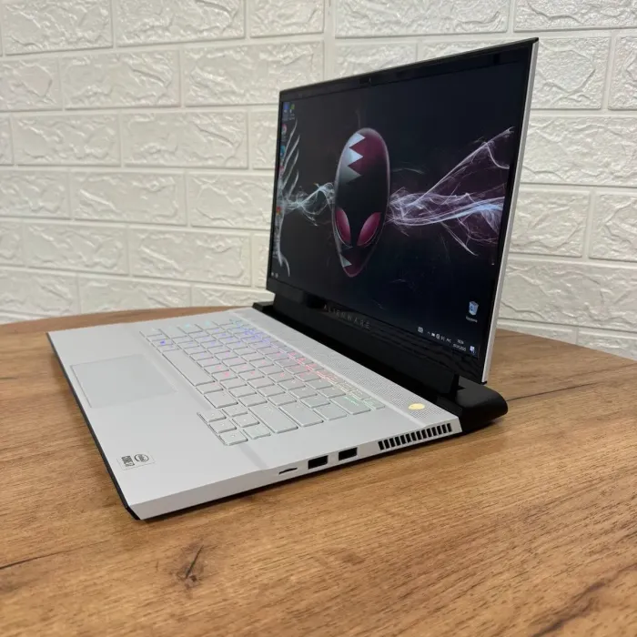 Ігровий ноутбук Dell Alienware m15 R4 White / 15.6" (1920x1080) IPS / Intel Core i7-10870H (8 (16) ядер по 2.2 - 5.0 GHz) / 32 GB DDR4 / 512 GB SSD / nVidia GeForce RTX 3070, 8 GB GDDR6, 256-bit / WebCam б/в - зображення 5