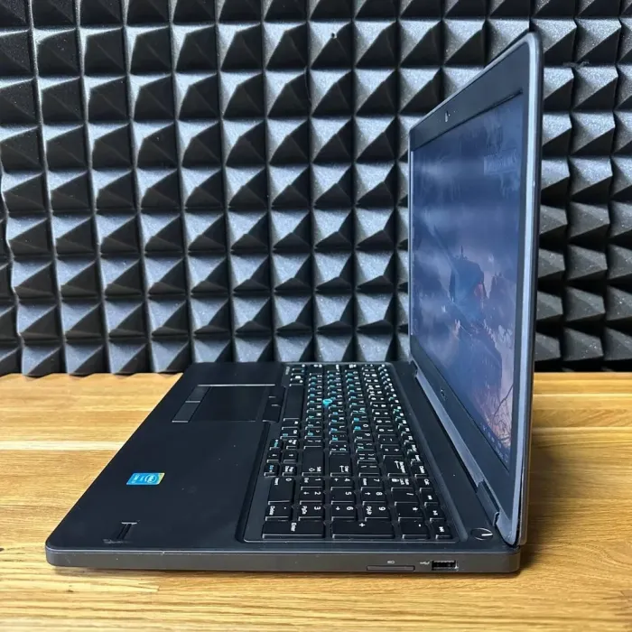 Ноутбук Dell Latitude E5550 / 15.6" (1366x768) TN / Intel Core i3-5010U (2 (4) ядра по 2.1 GHz) / 8 GB DDR3 / 128 GB SSD / Intel HD Graphics 5500 / WebCam б/в - зображення 6