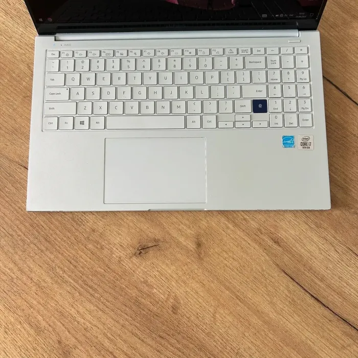 Ультрабук Б-клас Samsung Galaxy Book Ion White NP950XCJ-K02US / 15.6" (1920x1080) IPS / Intel Core i7-10510U (4 (8) ядра по 1.8-4.9 GHz) / 16 GB DDR4 / 256 GB SSD / UHD Graphics / WebCam б/в - зображення 7