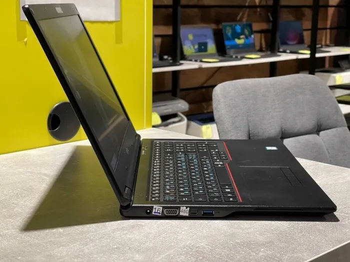 Ноутбук Fujitsu LifeBook E558 / 15.6" (1920x1080) IPS / Intel Core i5-7200U (2 (4) ядра по 2.5 - 3.1 GHz) / 8 GB DDR4 / 240 GB SSD / Intel HD Graphics 620 / WebCam б/в - зображення 3