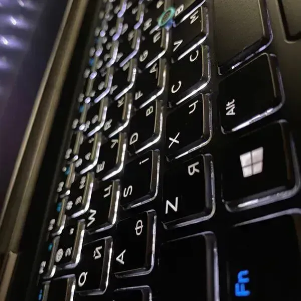 Ультрабук Б-клас Dell Latitude 5590 / 15.6" (1920x1080) IPS / Intel Core i7-8650U (4 (8) ядра по 1.9 - 4.2 GHz) / 16 GB DDR4 / 256 GB SSD / Intel UHD Graphics 620 / WebCam / SIM б/в - зображення 6