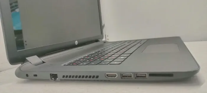 Ноутбук HP 17-p023ng / 17.3" (1600x900) TN / AMD E1-6010 (2 ядра по 1.35 GHz) / 4 GB DDR3 / 120 GB SSD / AMD Radeon R2 Graphics / WebCam / DVD-ROM / АКБ не тримає б/в - зображення 4