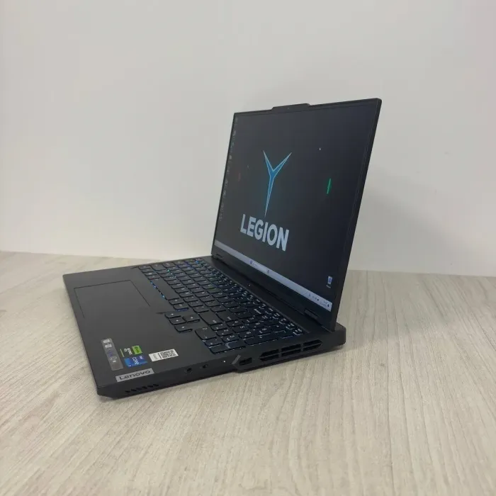 Ігровий ноутбук Lenovo Legion Pro 5 16IRX8 / 16" (2560x1600) IPS / Intel Core i7-13700HX (16 (24) ядра по 3,7 - 5,0 ГГц) / 32 ГБ DDR5 / 512 ГБ SSD / nVidia GeForce RTX 4070, 8 ГБ GDDR6, 128-біт / Веб-камера б/в - зображення 5