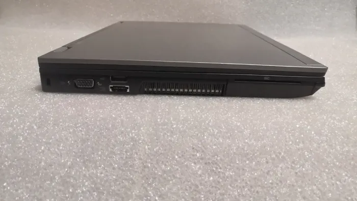 Ноутбук Dell Latitude E6410 / 14'' TN / Core i3-370M (2(4) ядра по 2.4GHz) / 4GB DDR3 / 160 GB HDD / NVS 3100M, 512MB GDDR3, 64-bit / DVD-ROM б/в - зображення 4