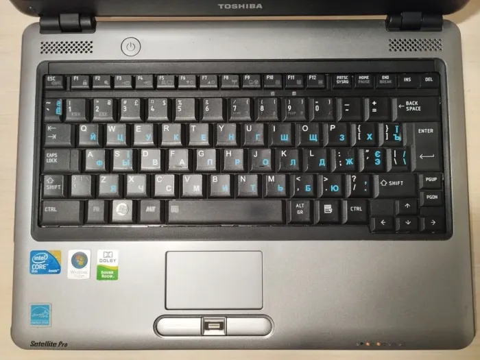 Ноутбук Toshiba Satellite Pro U400-24H / 13.3" (1280x800) TN / Intel Core 2 Duo T5870 (2 ядра по 2.0 GHz) / 4 GB DDR2 / 120 GB SSD / Intel GMA X3100 Graphics / WebCam / АКБ не тримає б/в - зображення 3