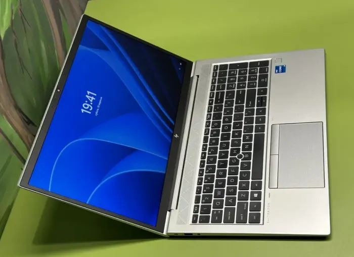Ультрабук HP EliteBook 850 G8 / 15.6" (1920x1080) IPS / Intel Core i5-1135G7 (4 (8) ядра по 4.2 GHz) / 16 GB DDR4 / 256 GB SSD / Intel Iris Xe Graphics / WebCam б/в - зображення 3