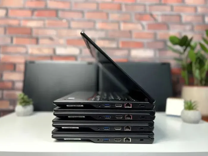 Ноутбук Fujitsu LifeBook E549 / 14" (1920x1080) IPS / Intel Core i3-8145U (2 (4) ядра по 2.1 - 3.9 GHz) / 8 GB DDR4 / 256 GB SSD / Intel UHD Graphics / WebCam / Win 10 Pro б/в - зображення 4