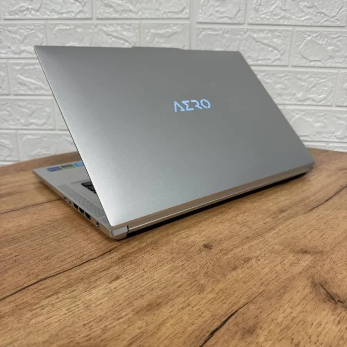 Ігровий ноутбук Gigabyte Aero 16 XE5 / 16" (3840x2400) OLED / Intel Core i7-12700H (14 (20) ядер по 3.5 - 4.7 GHz) / 32 GB DDR5 / 1000 GB SSD / nVidia GeForce RTX 3070 Ti, 8 GB GDDR6, 256-bit / WebCam б/в - зображення 6