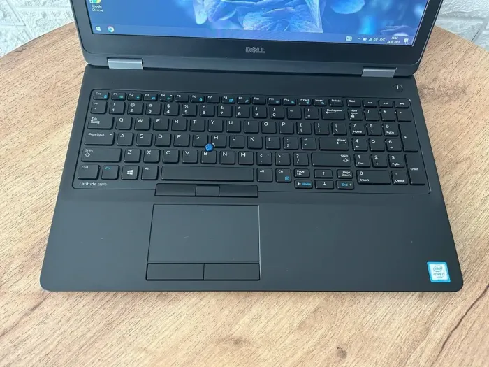 Ноутбук Б-клас Dell Latitude E5570 / 15.6" (1366x768) TN / Intel Core i7-6600U (2 (4) ядра по 2.6 - 3.4 GHz) / 8 GB DDR4 / 180 GB SSD M.2 / AMD Radeon R7 M360, 2 GB GDDR5, 64-bit / HDMI б/в - зображення 4