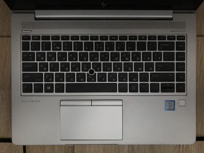 Ультрабук Б-клас HP EliteBook 840 G5 / 14" (1920x1080) IPS / Intel Core i7-8650U (4 (8) ядра по 1.9 - 4.2 GHz) / 8 GB DDR4 / 256 GB SSD M.2 / Intel UHD Graphics 620 / WebCam / USB 3.1 / HDMI б/в - зображення 4