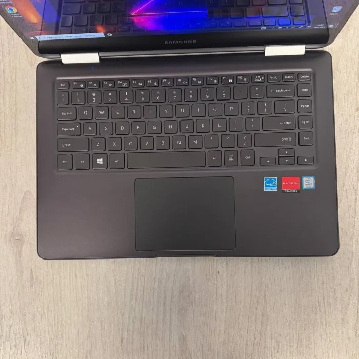 Ультрабук-трансформер Samsung NP940X5N x360 / 15" (1920x1080) IPS Touch / Intel Core i7-8550U (4 (8) ядра по 1.8 - 4.0 GHz) / 16 GB DDR3 / 256 GB SSD / AMD Radeon 540 Mobile, 2 GB GDDR5, 64-bit / WebCam б/в - зображення 3